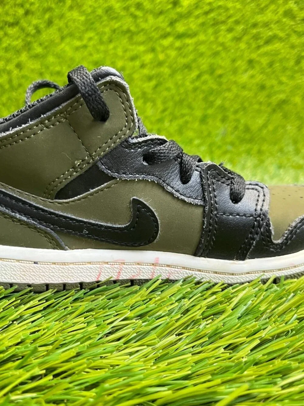 Nike Air Jordan 1 Mid Boys Size 9C‎ Green Black Athletic Leather Shoes Sneakers